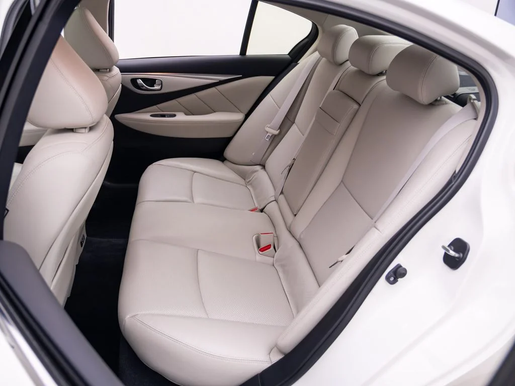 Used 2023 White INFINITI LUXE image 18