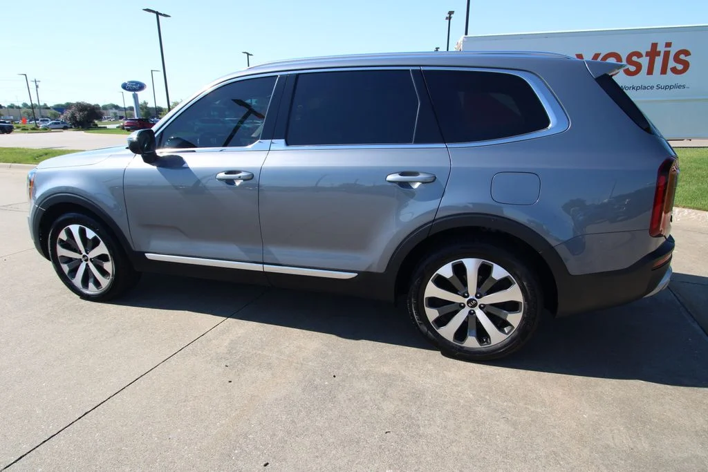 Used 2021 Everlasting Silver Kia EX image 17