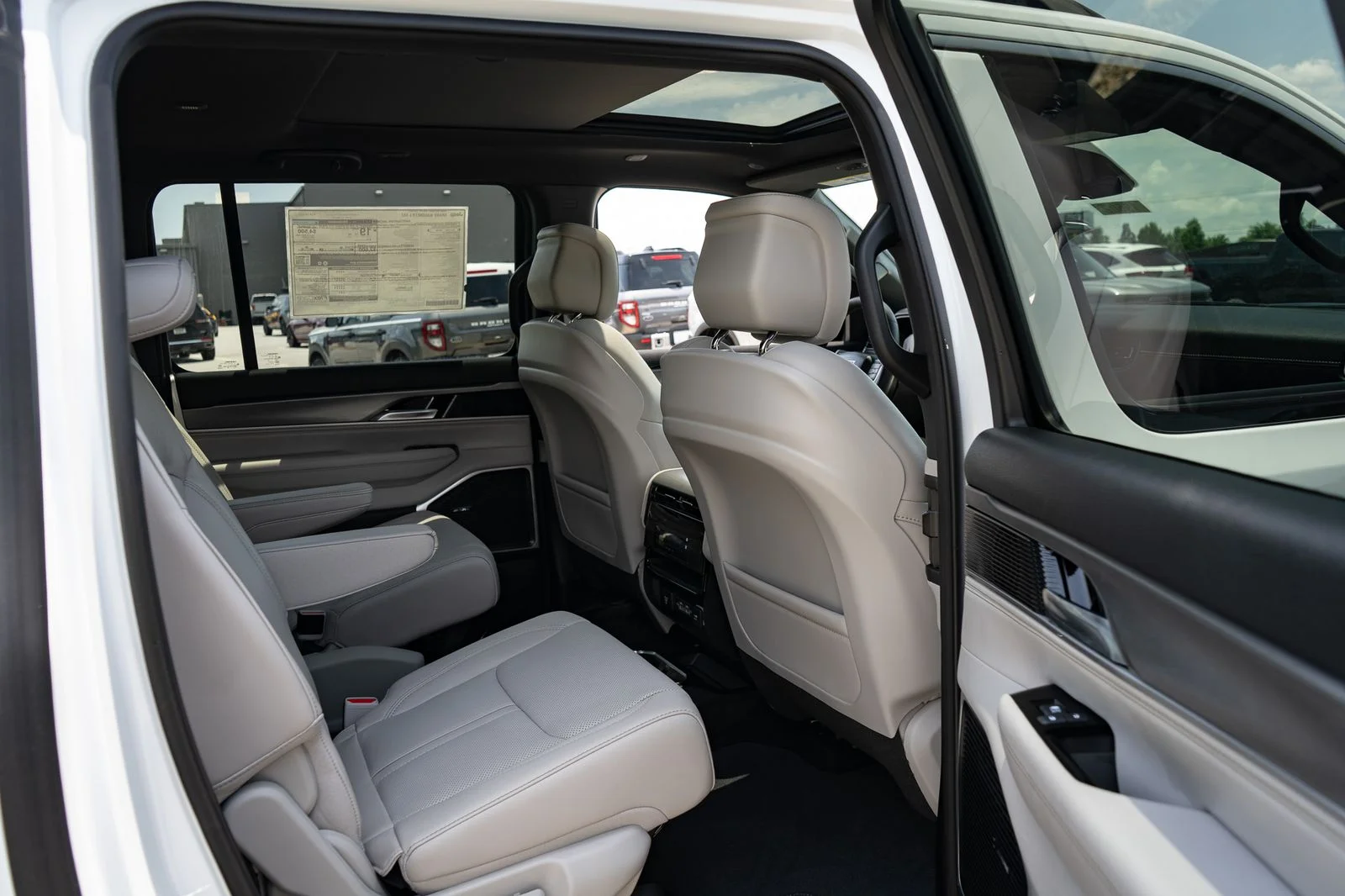 New 2026 Bright White Clear-Coat Exterior Paint Jeep  image 22