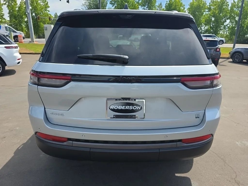 New 2026 Silver Zynith Exterior Paint Jeep  image 4