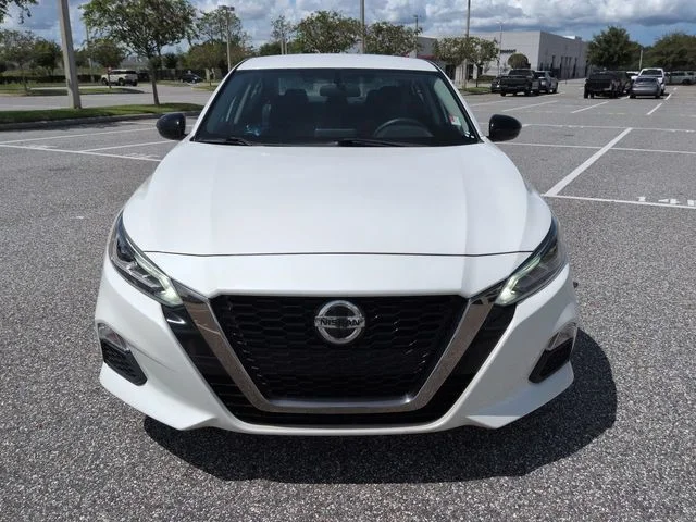 Used 2019 White Nissan 2.5 SR image 9