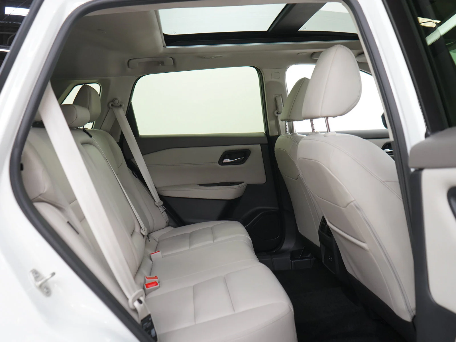Used 2023 Pearl White Tricoat/Super Black Nissan SL image 12