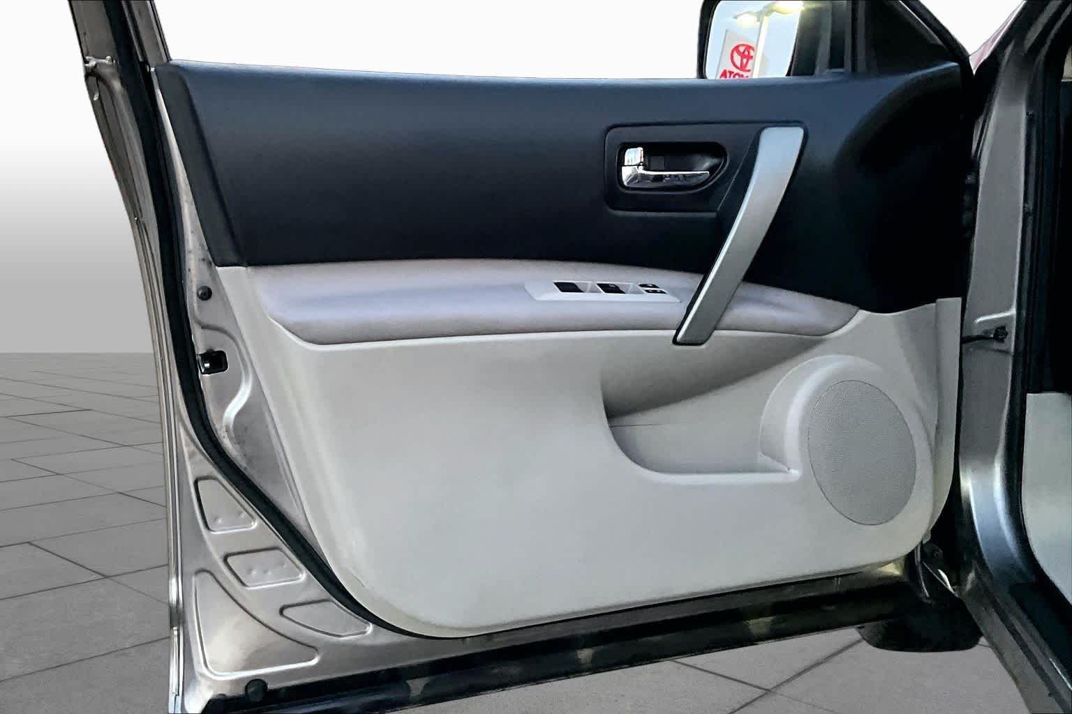 Used 2012 Platinum Graphite Nissan S image 22