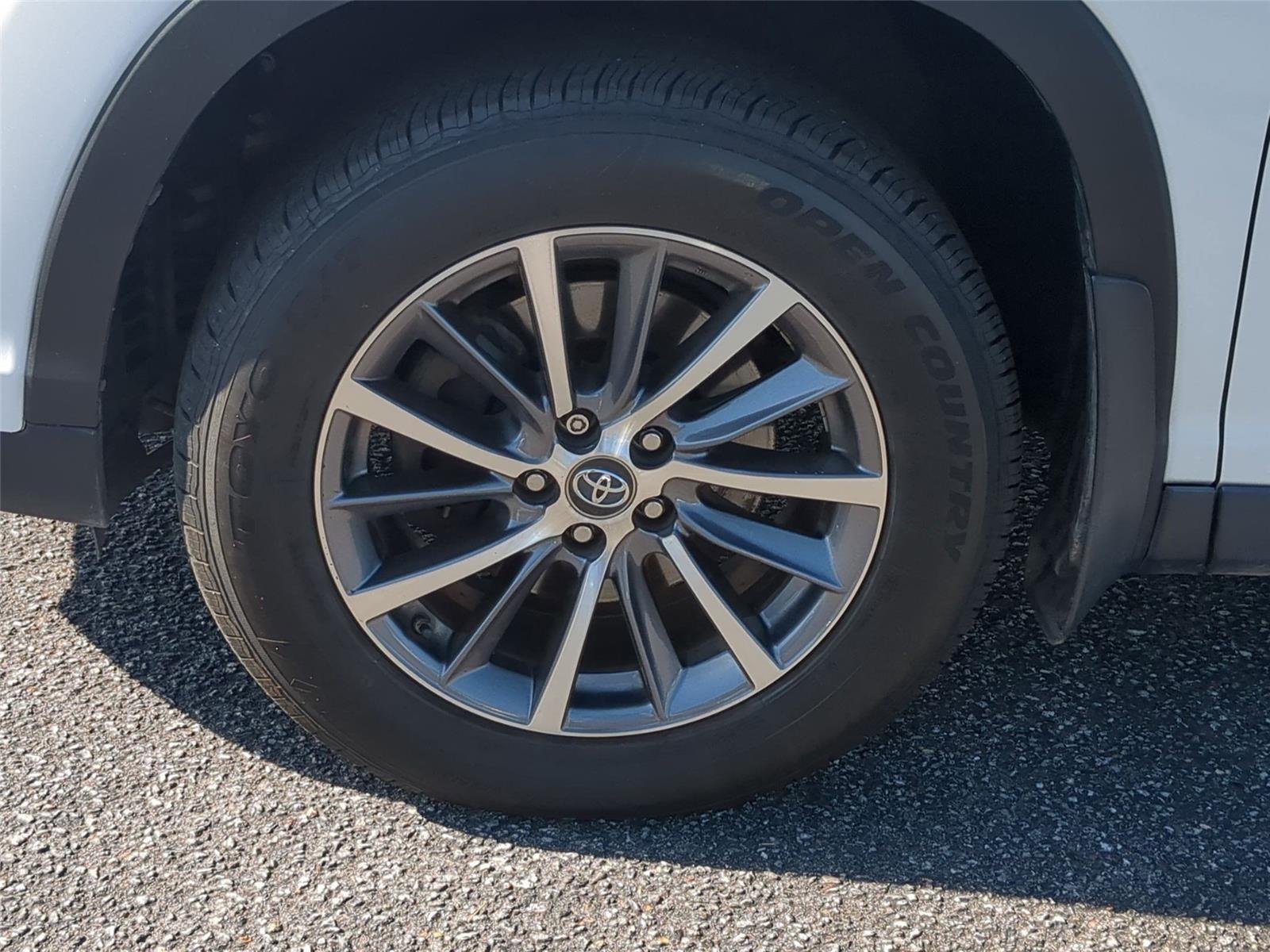 Used 2019  TOYOTA  image 10