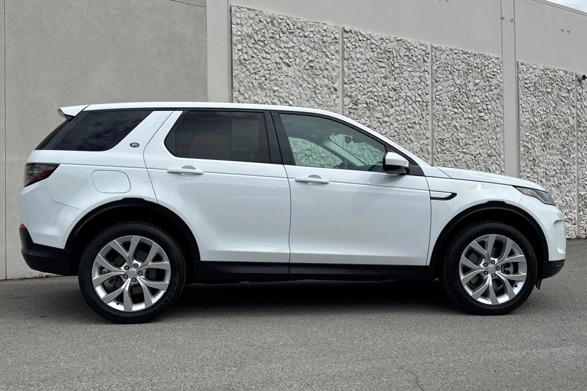 Used 2023 White Land Rover SE image 8
