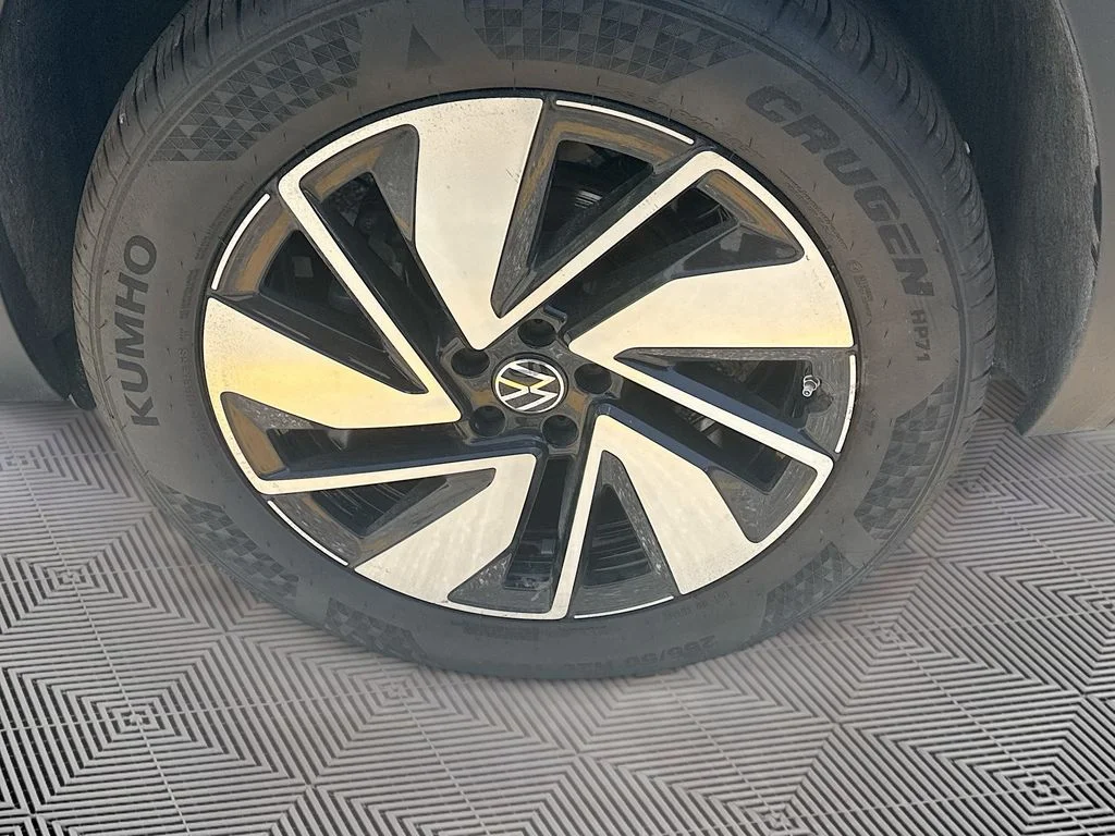 Used 2025  Volkswagen 2.0T SE w/Technology image 35