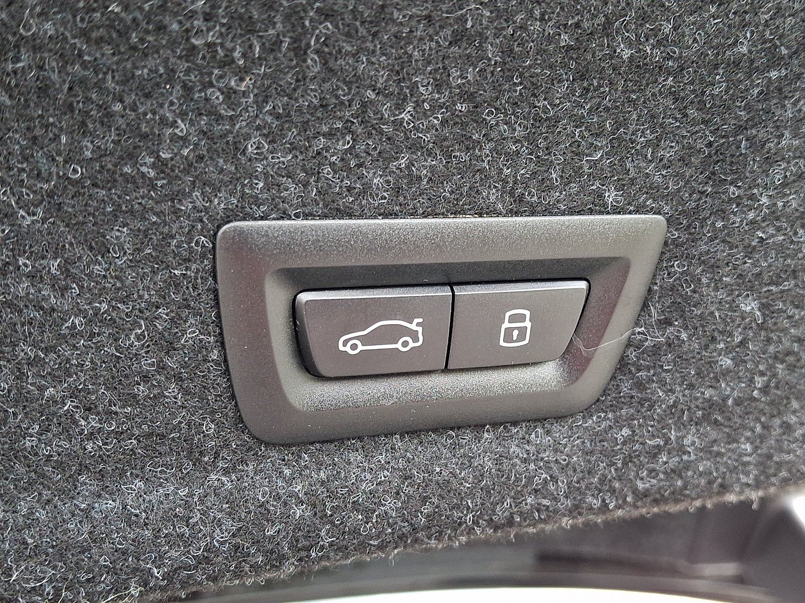 Used 2025 Black Sapphire Metallic BMW xDrive image 32