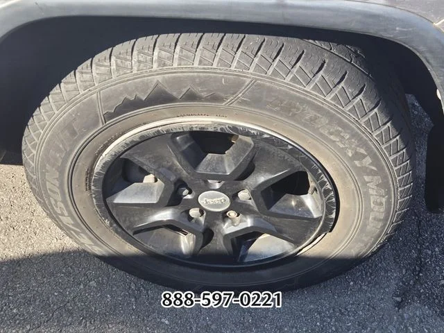 Used 2014 Silver Jeep Laredo image 11