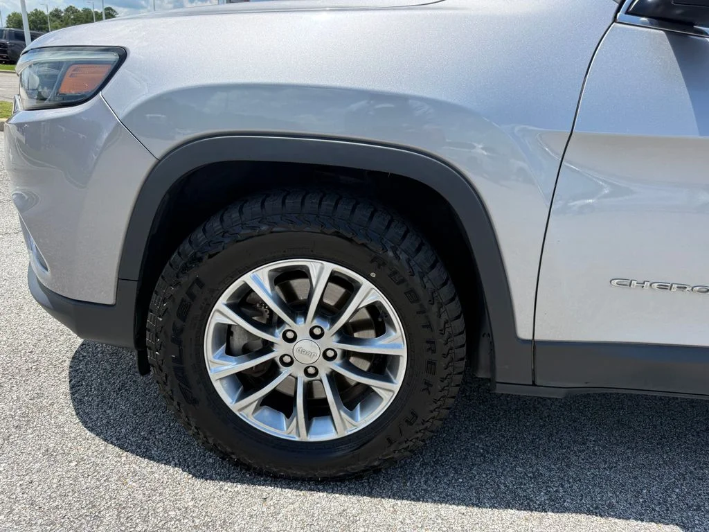 Used 2019 Silver Jeep Latitude Plus image 23