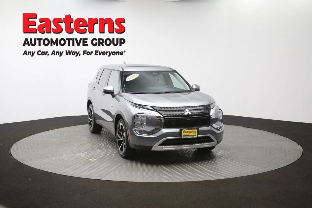 Used 2023 Silver Mitsubishi SE image 116