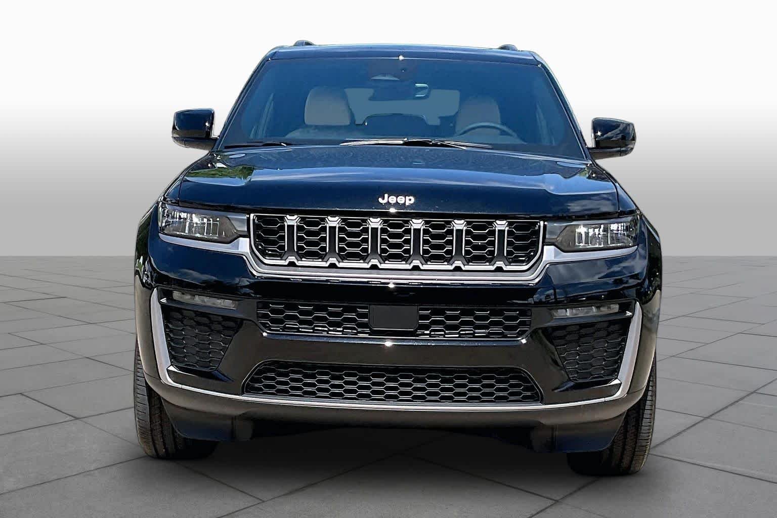 New 2026 Diamond Black Crystal Pearl-Coat Exterior Paint Jeep Limited image 3