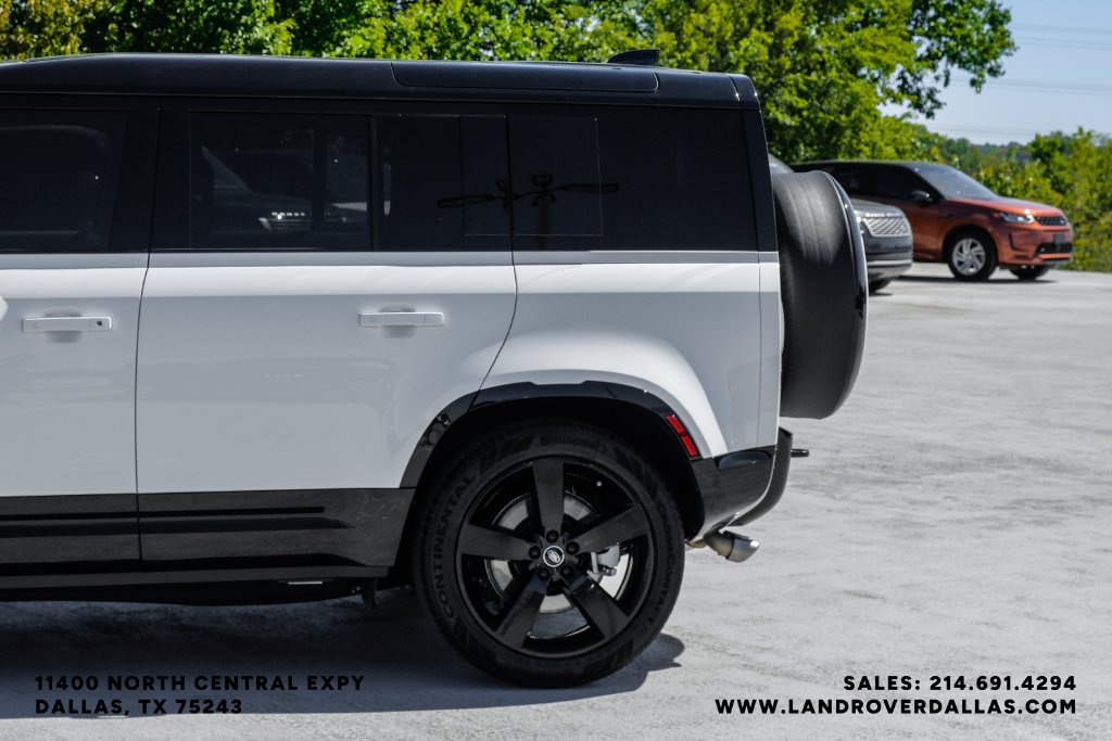 Used 2025 White Land Rover X-Dynamic SE image 15