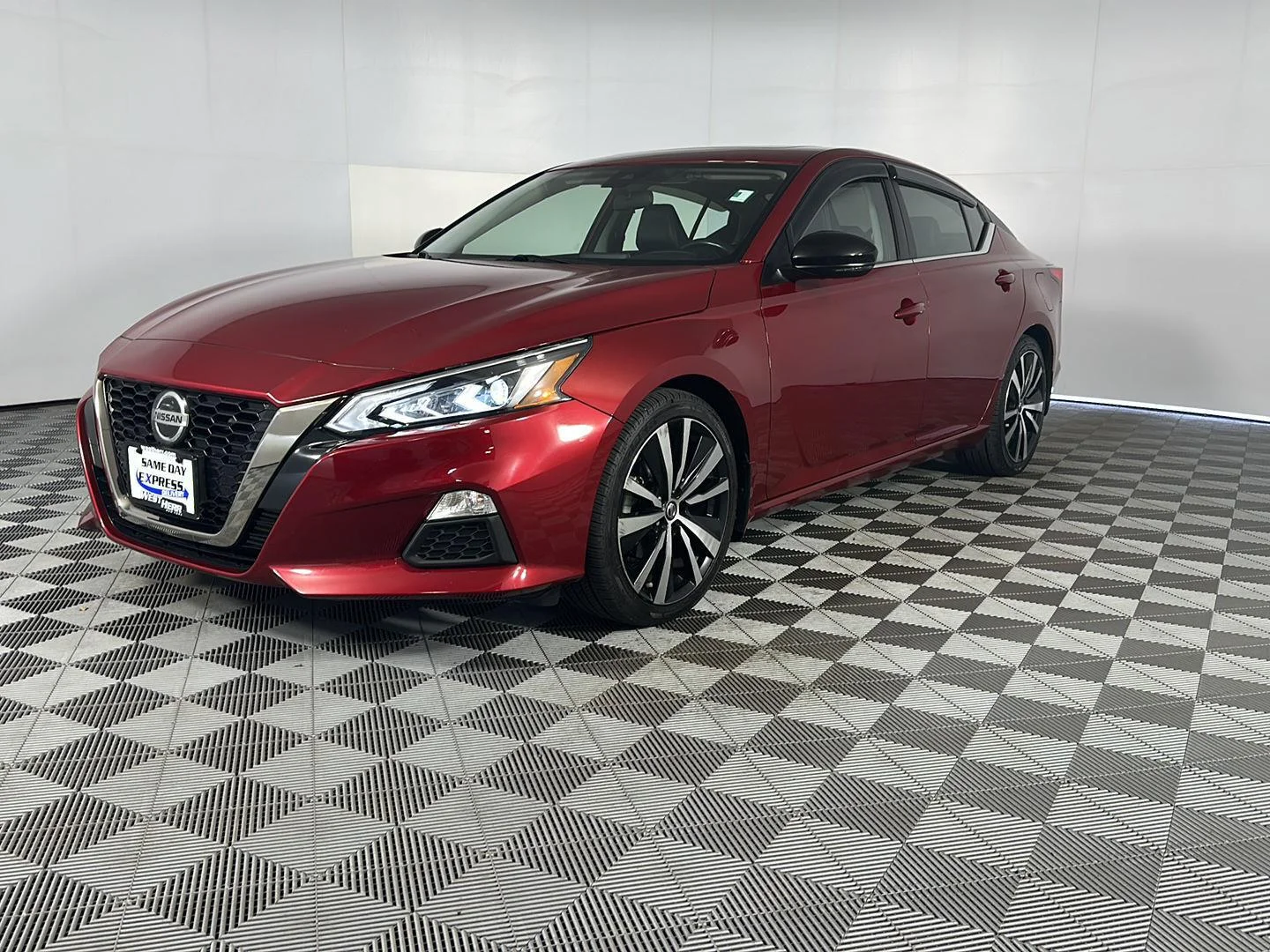 Used 2022 Scarlet Ember Tintcoat Nissan 2.0 SR image 3