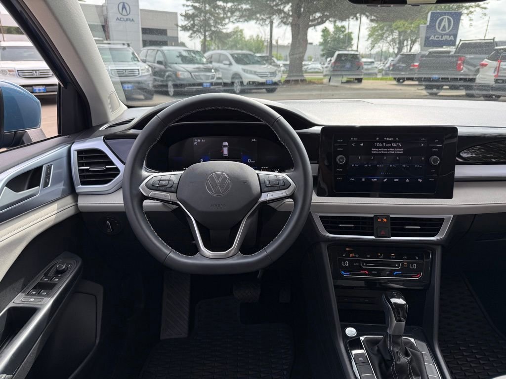 Used 2025  Volkswagen 1.5T SE image 2
