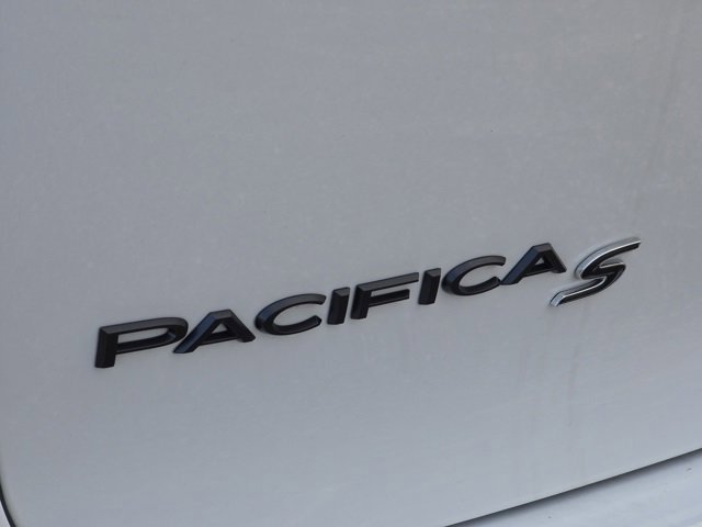 New 2026 Bright White Clear-Coat Exterior Paint Chrysler Select image 21