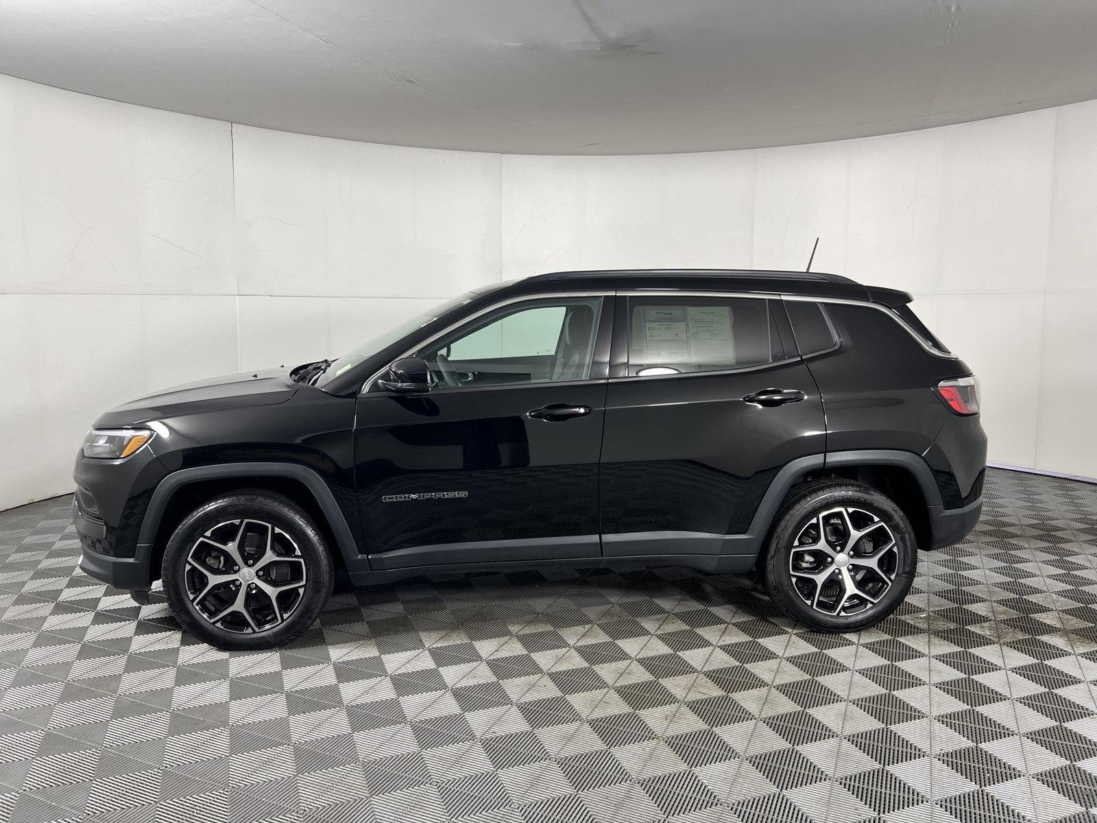 Used 2024 Diamond Black Crystal Pearlcoat Jeep Limited image 5