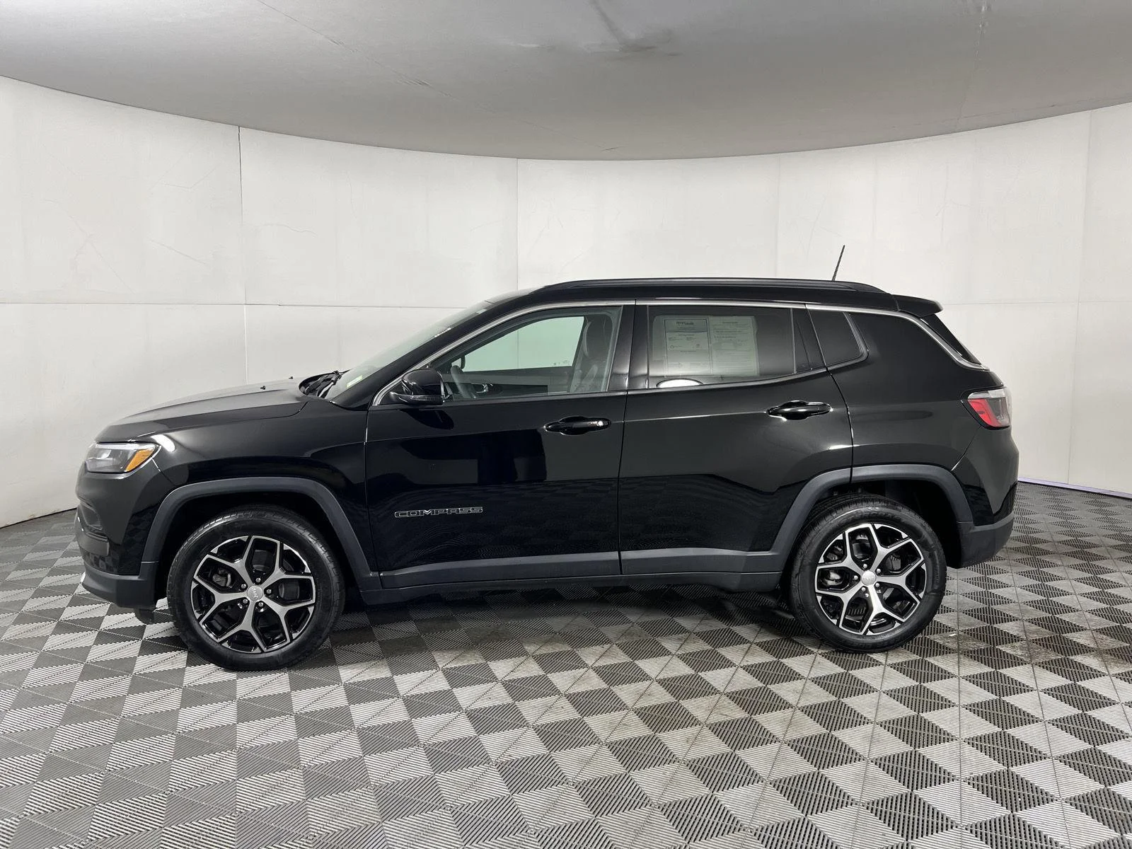 Used 2024 Diamond Black Crystal Pearlcoat Jeep Limited image 5