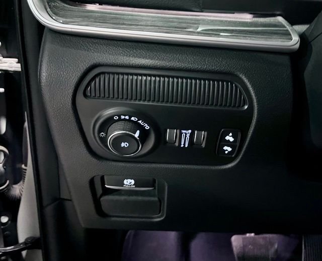 Used 2022 White Jeep Series III image 26