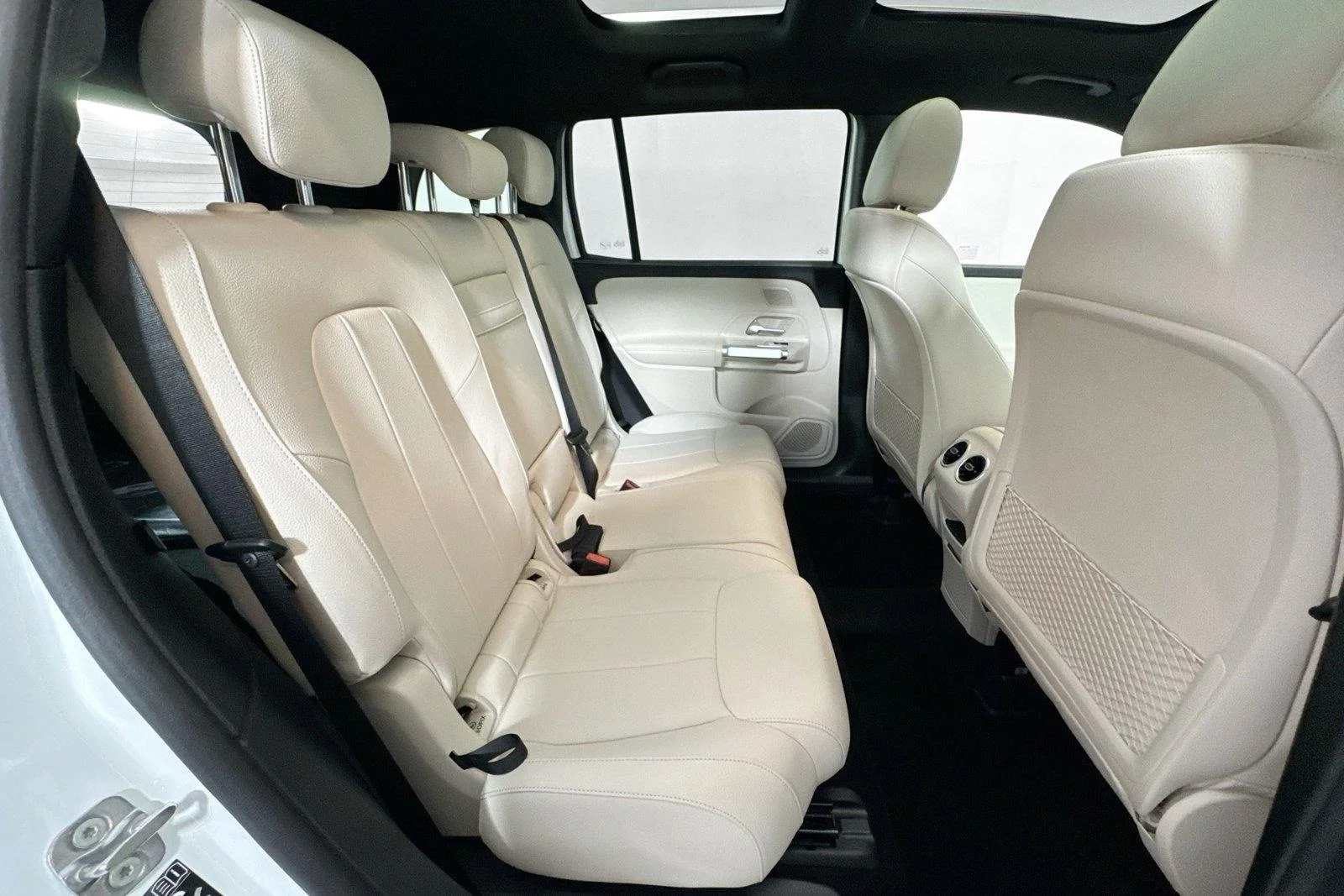 Used 2026 Polar White Mercedes-Benz GLB 250 image 26