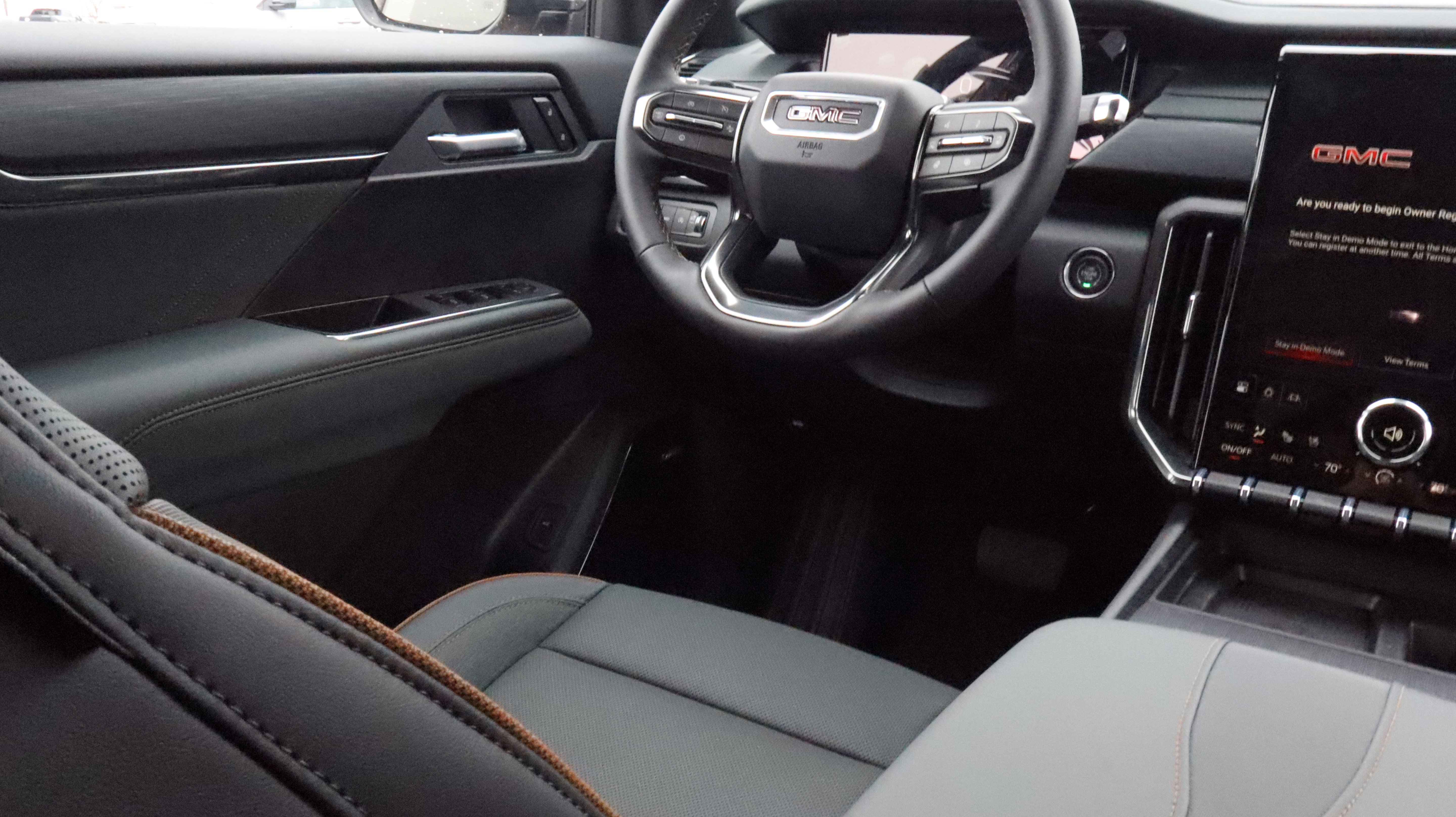 2026 GMC Acadia AT4 - Photo 9