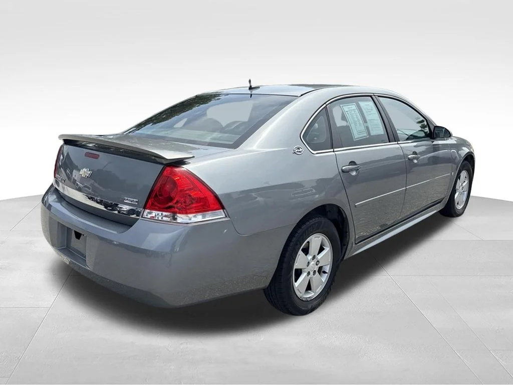 Used 2009 Dark Silver Metallic Chevrolet LT image 5