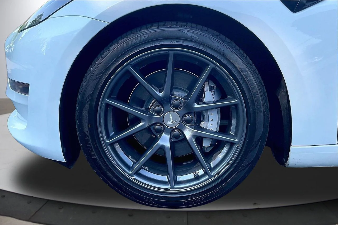 Used 2023  Tesla Base image 35