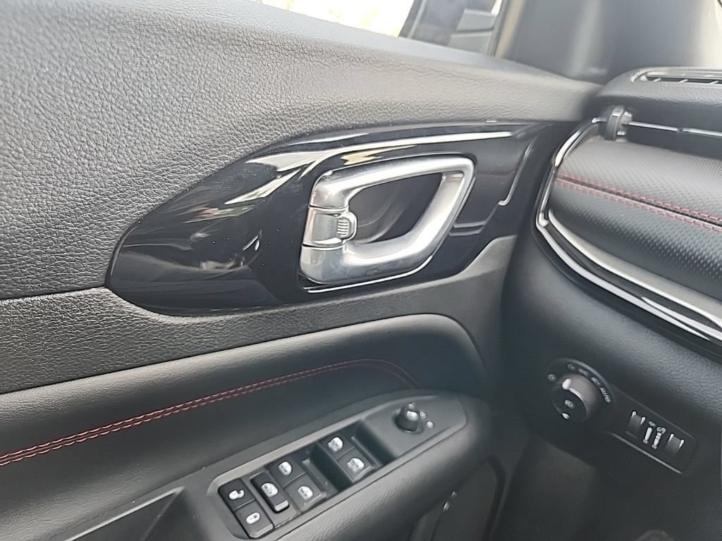 Used 2025 Red Hot Pearlcoat Jeep Trailhawk image 17