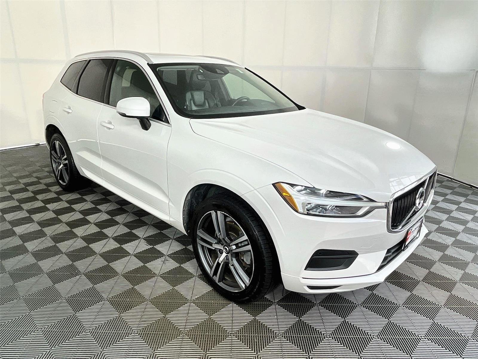 2020 Volvo XC60 T6 Momentum AWD's photo