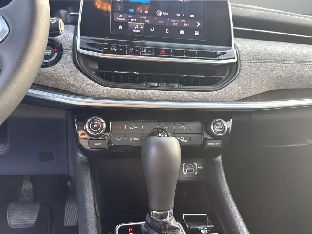 Used 2025 White/off-white Jeep Latitude image 22