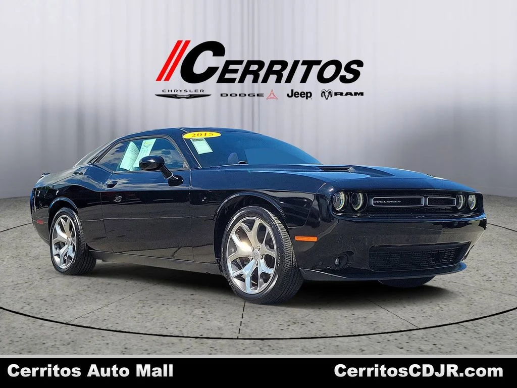 Used 2015 Black Dodge SXT image 1