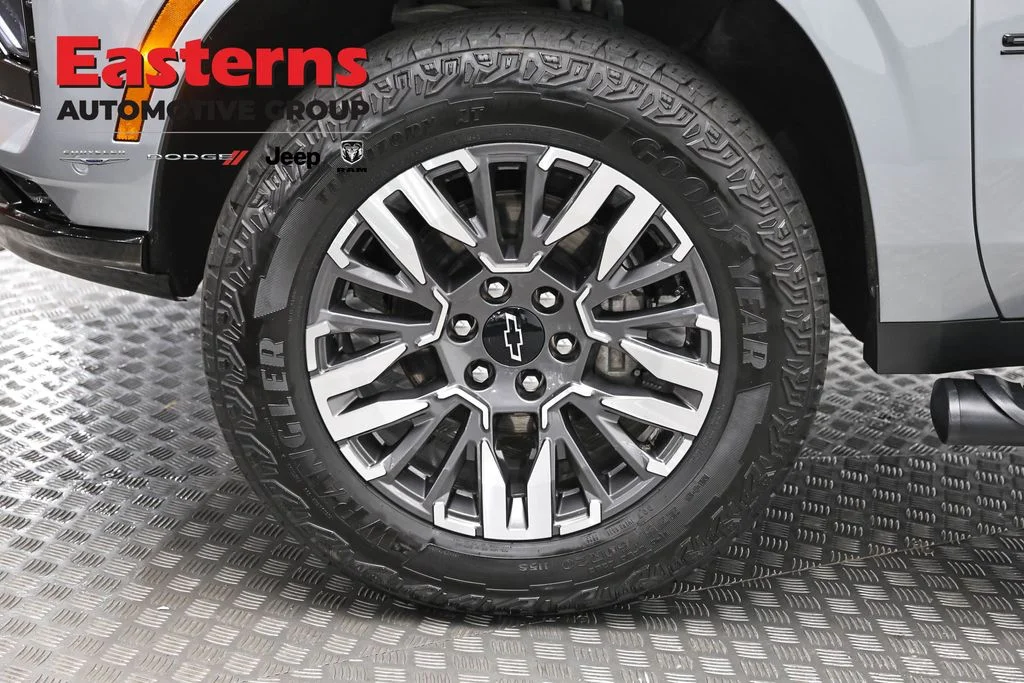 Used 2025 Gray Chevrolet Z71 image 34