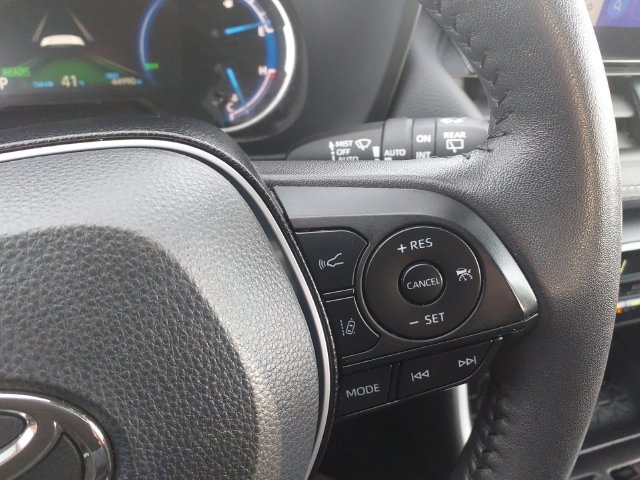Used 2025 White Toyota XLE image 19