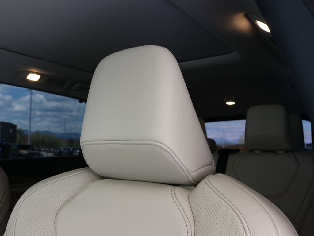 Certified Used 2023 White INFINITI LUXE image 20