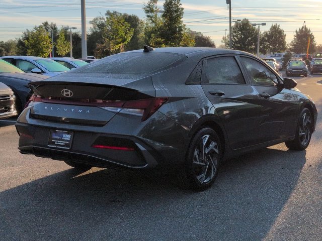 Used 2025 Gray Hyundai SEL Sport image 5