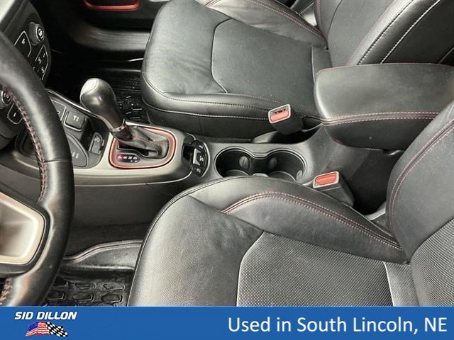 Used 2018 White Clearcoat Jeep Trailhawk image 14