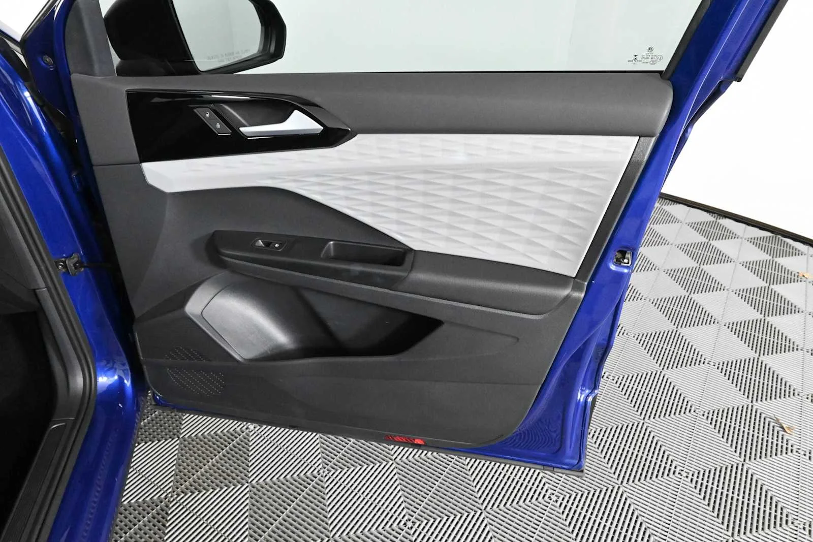 Used 2022 Dusk Blue Metallic Volkswagen S image 9