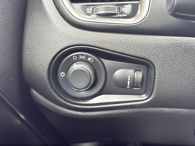 Used 2023 White Jeep Latitude image 27