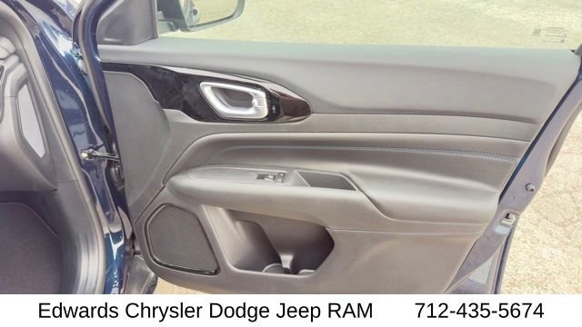 New 2026 Fathom Blue Pearl-Coat Exterior Paint Jeep Latitude image 34