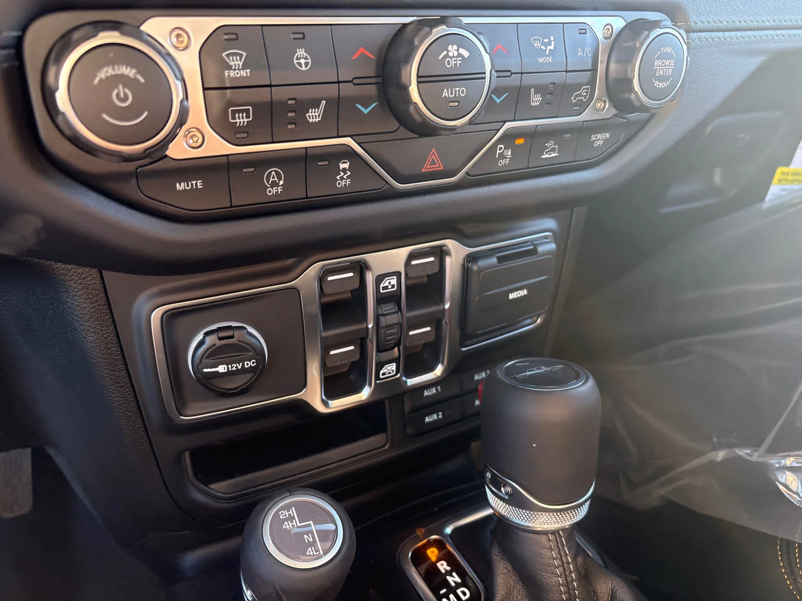 New 2026 Black Clear-Coat Exterior Paint Jeep Sahara image 26