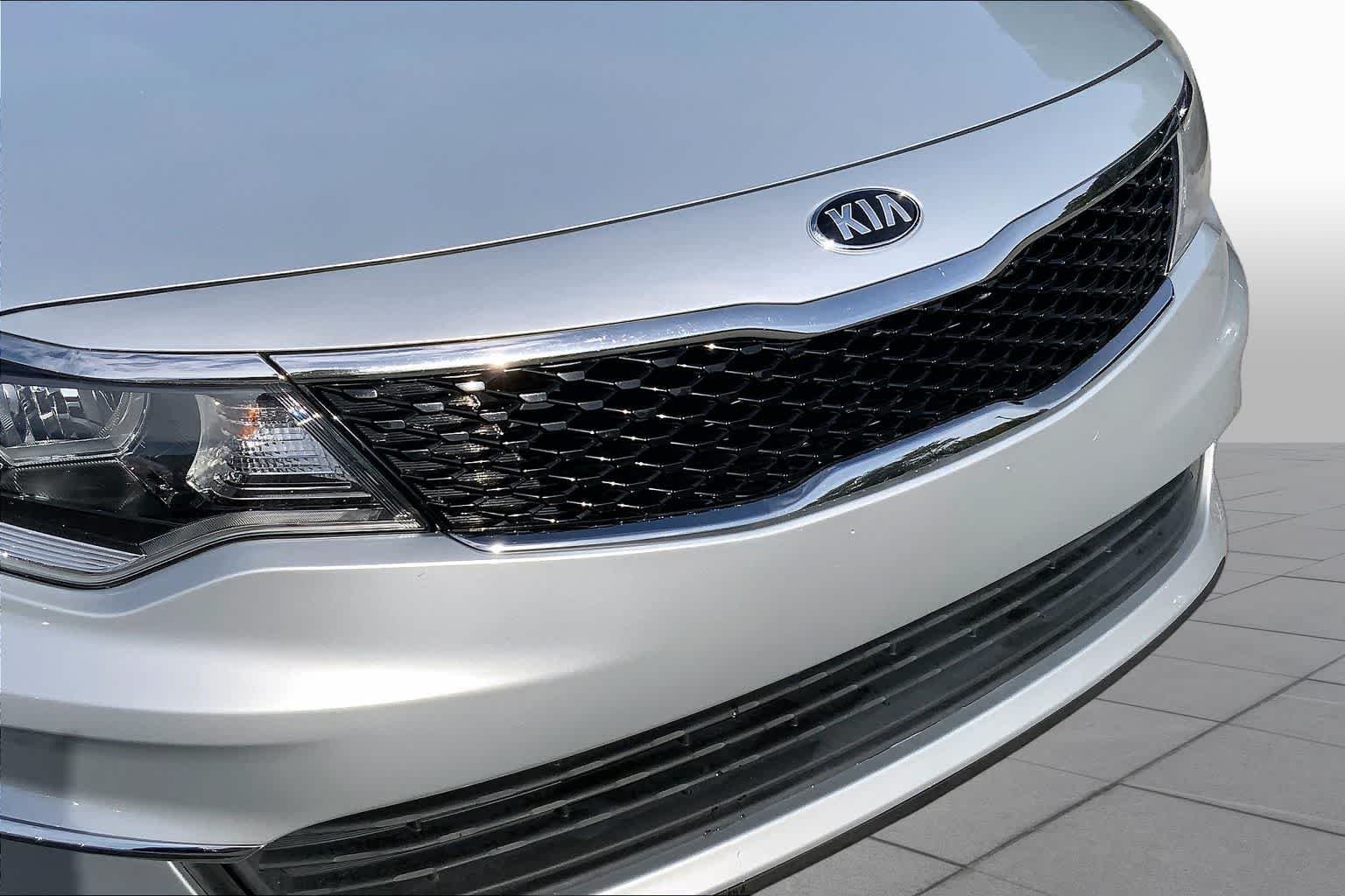 Used 2018 Sparkling Silver Kia LX image 29