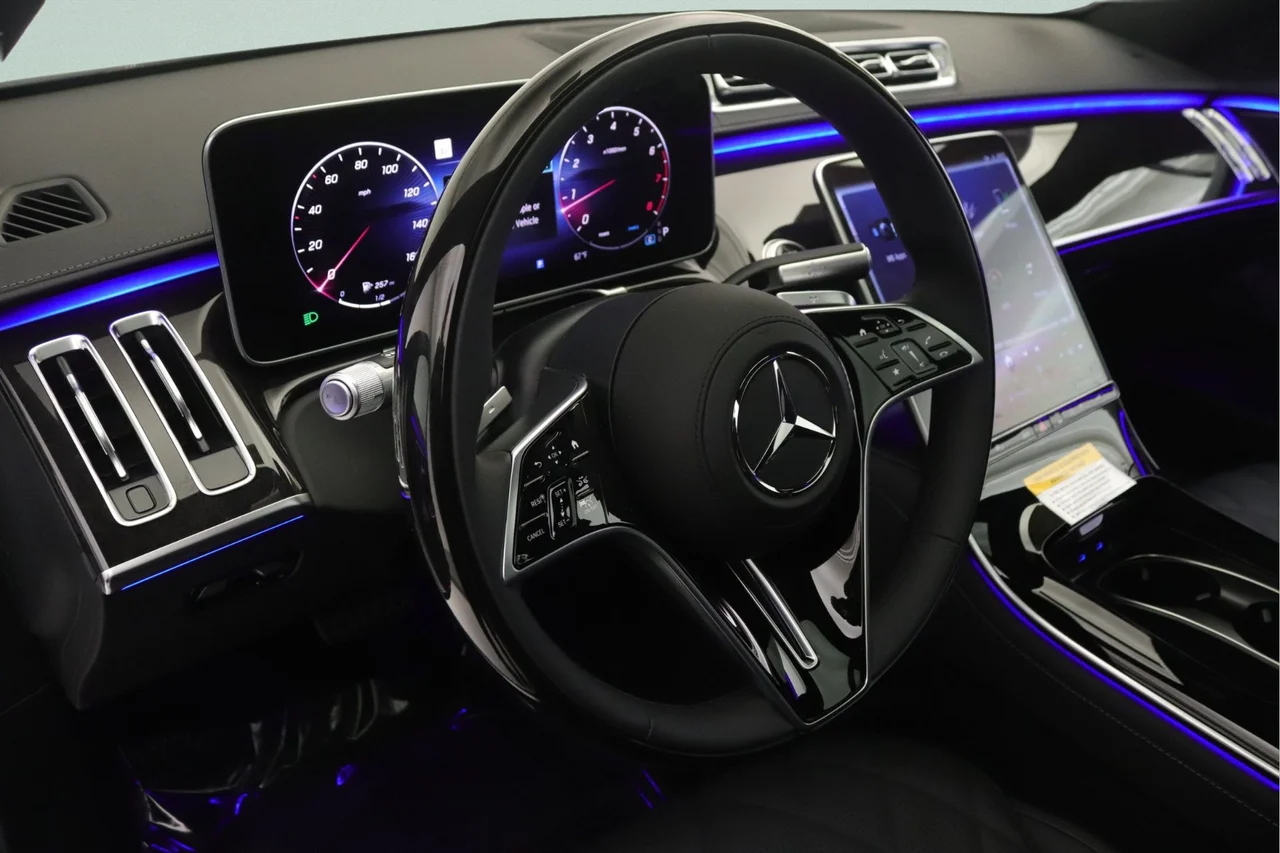 New 2026 MANUFAKTUR Moonlight White Metallic Mercedes-Benz S 580 4MATIC® image 4