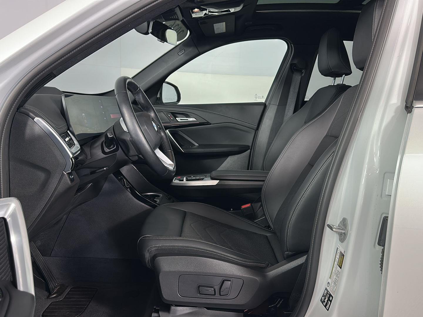 New 2026 Mineral White Metallic BMW xDrive28i image 11
