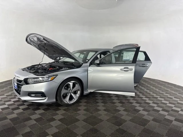 Used 2018  Honda Touring image 12