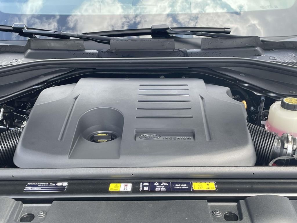 New 2026 Santorini Black Land Rover Dynamic SE image 13