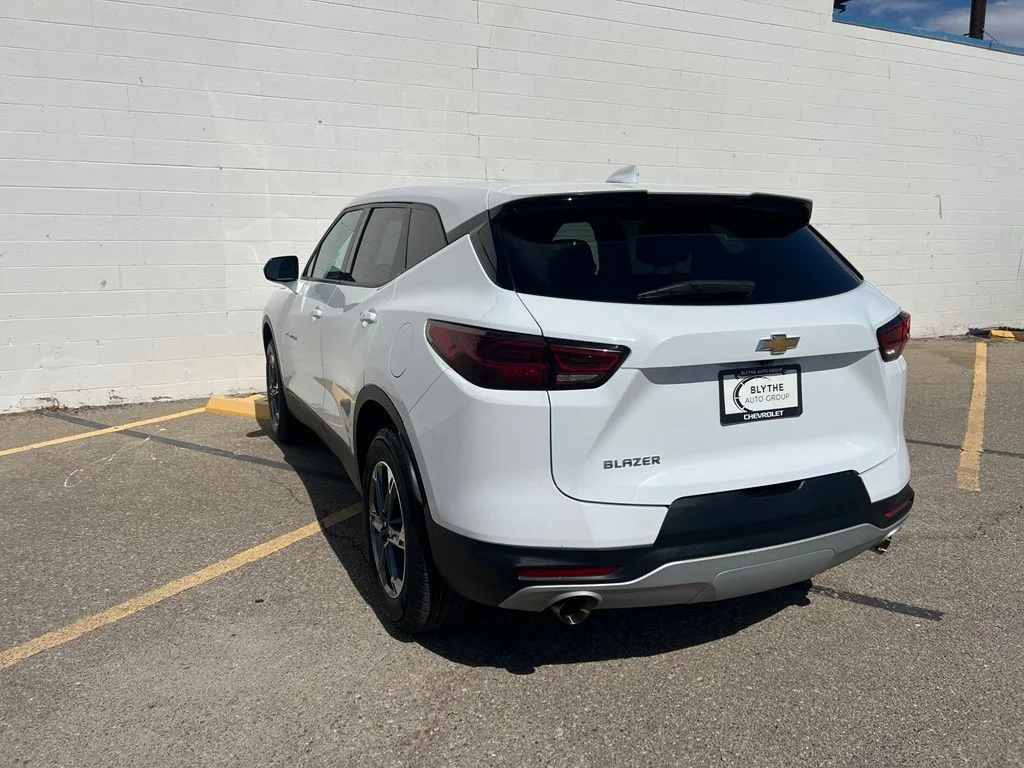 Used 2025 Summit White Chevrolet LT image 3