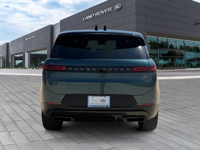 Used 2023 Green Land Rover SE image 4