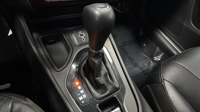 Used 2020 Diamond Black Crystal Pearlcoat Jeep Limited image 18
