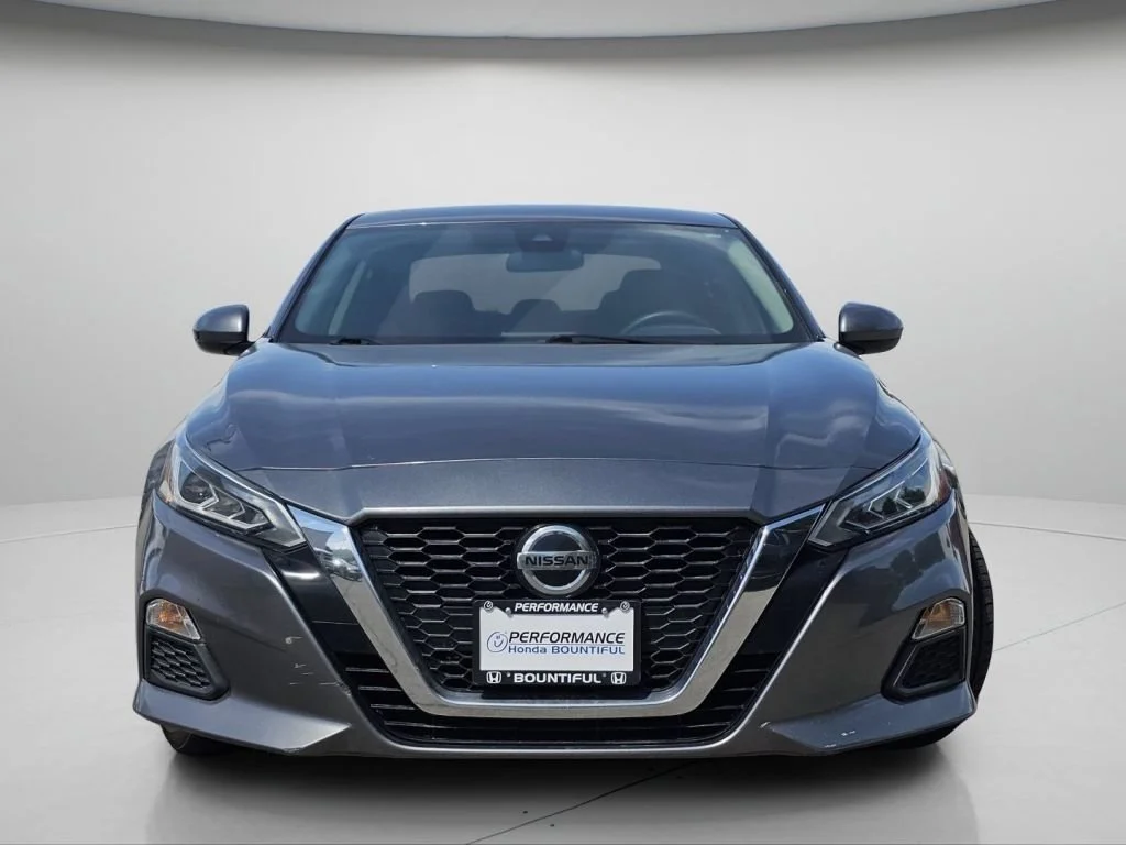 Used 2022 Gun Metallic Nissan 2.5 SV image 3