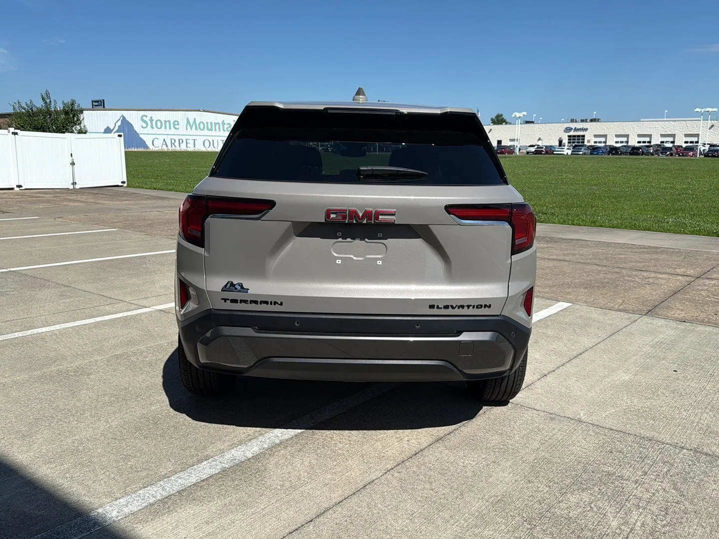 Used 2026 Riverstone Metallic GMC FWD Elevation image 10
