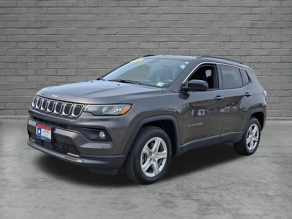 Used 2023 Granite Crystal Metallic Clearcoat Jeep Latitude image 6